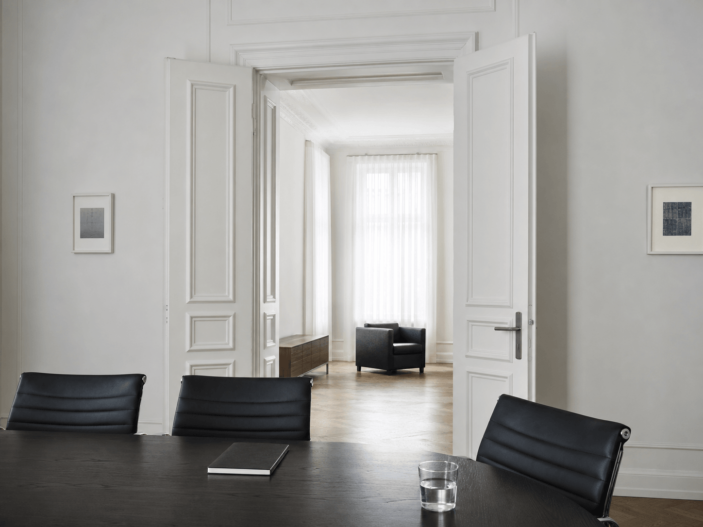 Heller Besprechungsraum der AVAL AG